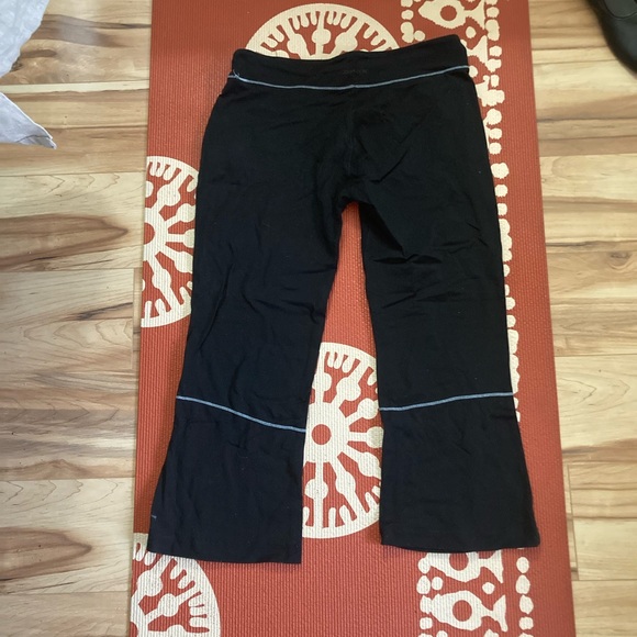 ALO Yoga Black capri flare Leggings - Picture 2 of 4